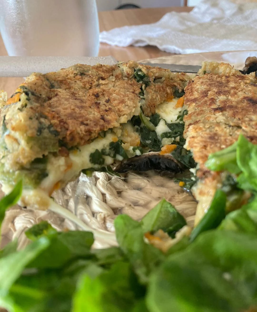 Medallón vegetal de acelga con queso y hojas frescas