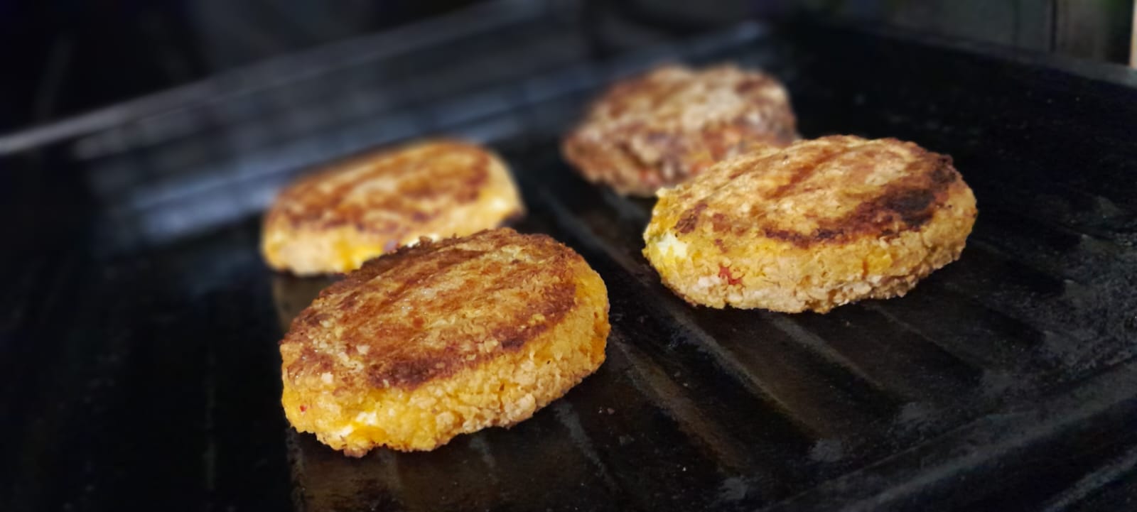 Medallones vegetales Siendo Veggie cocinándose a la plancha